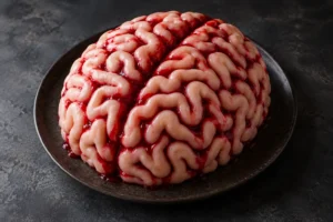 Gâteau cerveau d'Halloween au chocolat recouvert de pâte d'amande et de coulis de framboise