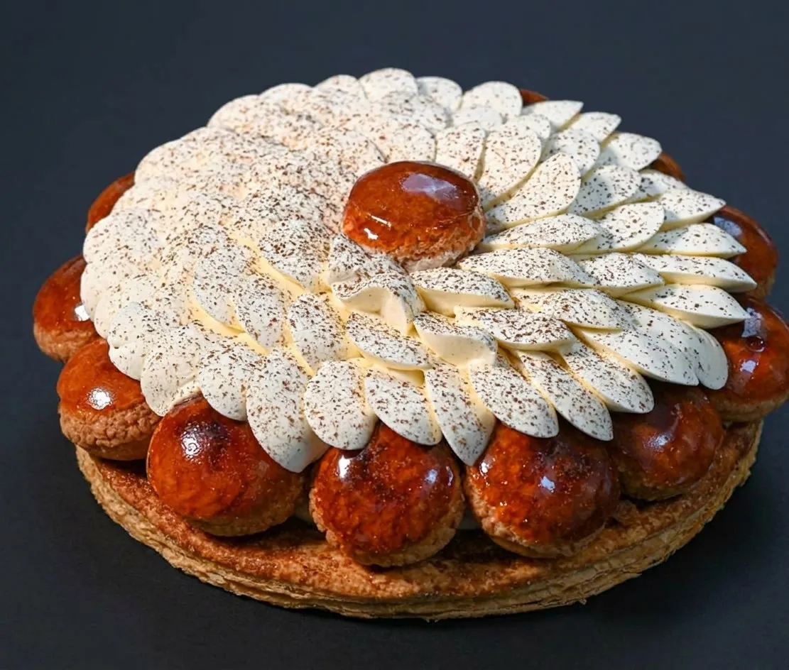 Saint-Honoré artisanal à la vanille, choux et caramel blond, dessert pour baptême, communion et réception à Lit-et-Mixe.